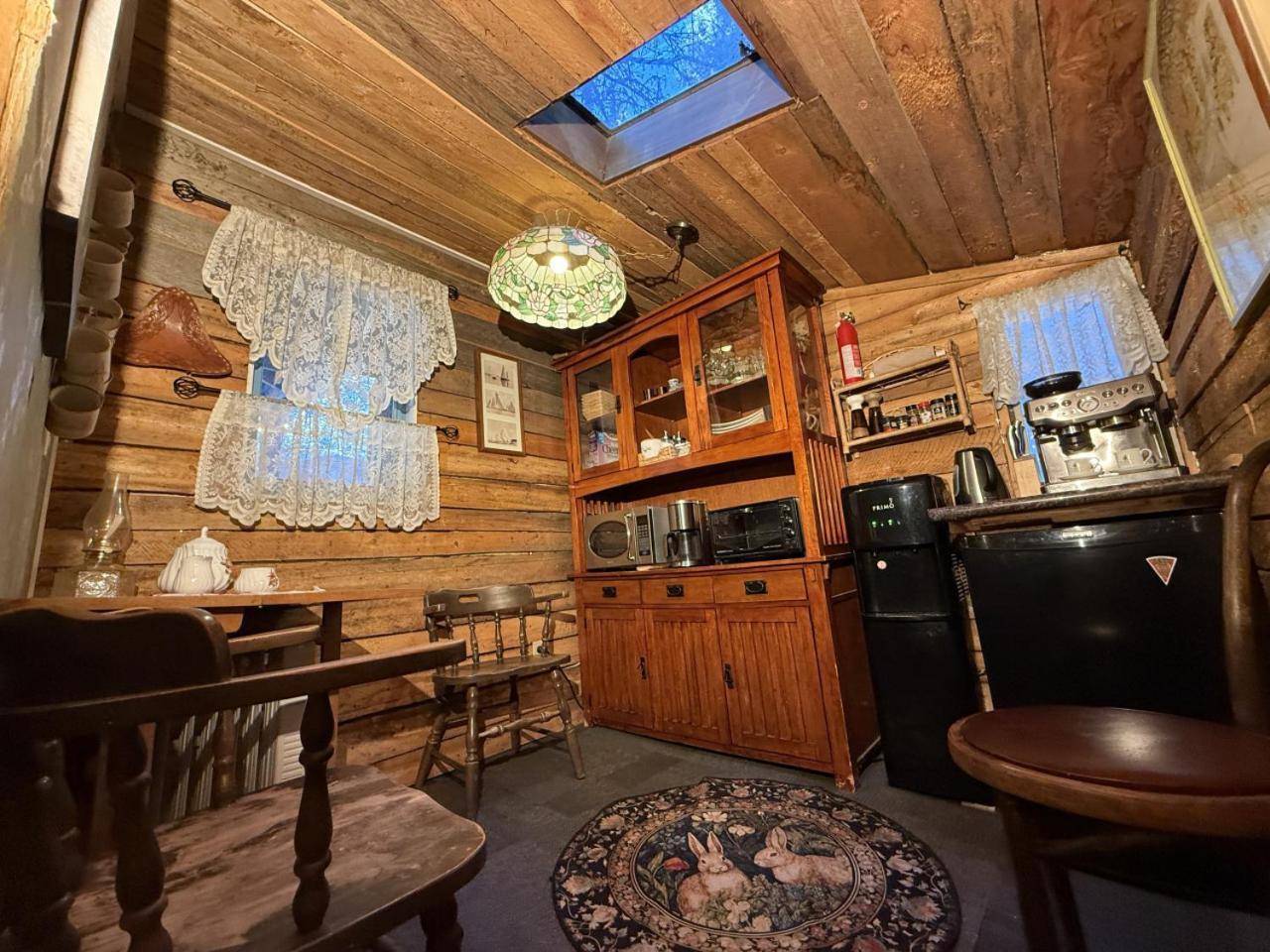 Rustic Cozy Cabin With Hot Tub Bragg Creek Exterior foto